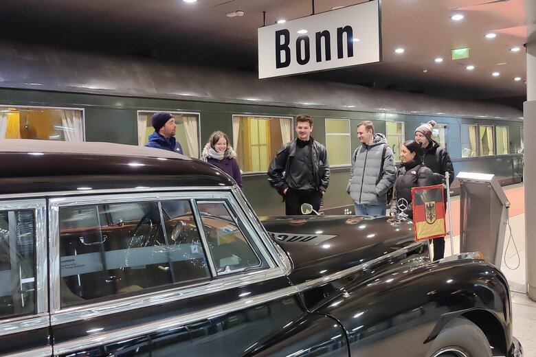 Studierende des Fachs Geschichte vor dem Adenauer-Mercedes im Bonner Haus der Geschichte