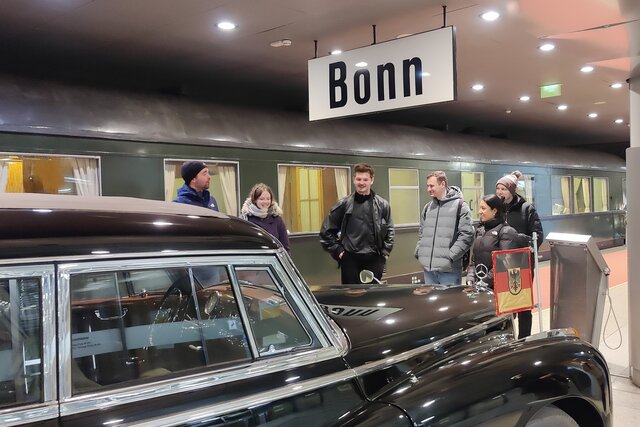 Foto von Studierenden am Mercedes-Benz "Adenauer 300"