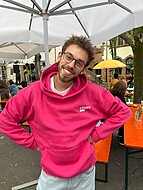 Sportstudent Leo steht vor der Kamera und lächelt