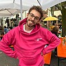Sportstudent Leo steht vor der Kamera und lächelt