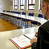 Das Bild zeigt Rektor Huneke bei der Unterzeichnung der Vereinbarung im leeren Senatssaal. Copyright: Pädagogische Hochschule Heidelberg
