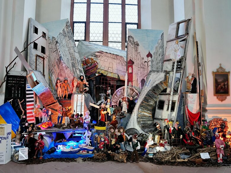 Das Bild zeigt die "Krippe am Fluss" 2025 in der Jesuitenkirche