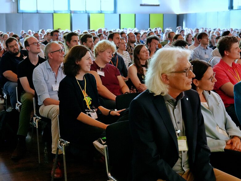 Tagungsgäste der "Gesellschaft für Didaktik der Chemie und Physik" im Festsaal