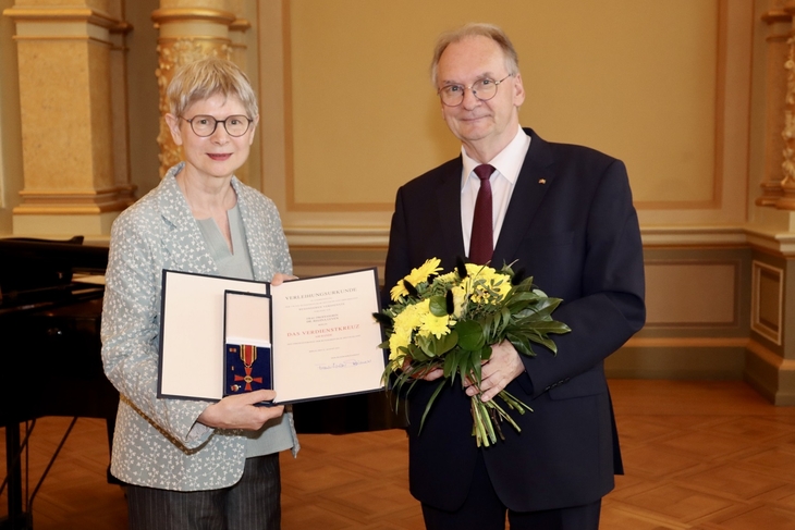 Ministerpräsident Dr. Reiner Haseloff überreichte den Verdienstorden in der Magdeburger Staatskanzlei an Prof. Dr. Regina Leven