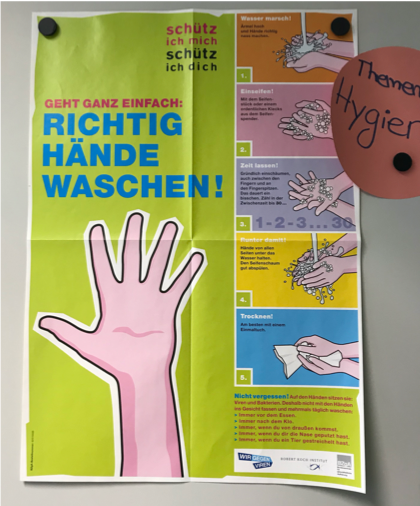 Ein Plakat zum Thema Richtig Hände Waschen. Es beinhaltet eine Schritt-für-Schritt-Anleitung.