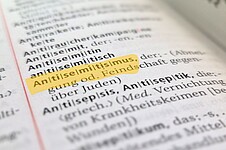 Das Bild zeigt einen Wörterbuch-Ausschnitt, bei dem das Wort "Antisemitismus" hervorgehoben ist.