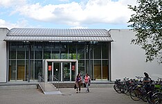 Das Bild zeigt das Hörsaalgebäude der Pädagogischen Hochschule Heidelberg von außen.