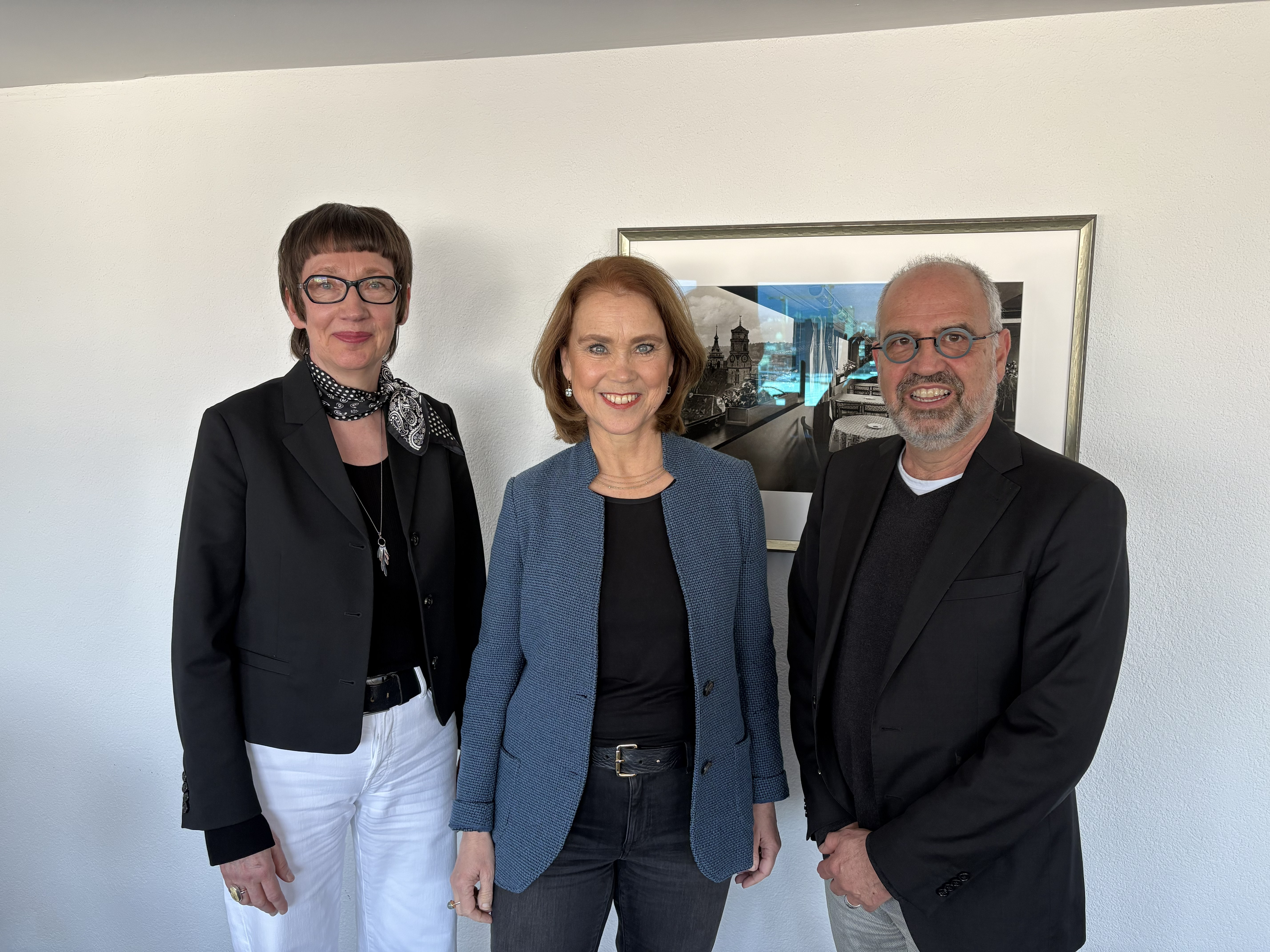 Das Foto zeigt Prof. Dr. Karin Vach, Wissenschaftsministerin Petra Olschowski und Prof. Dr. Jörg-U. Keßler