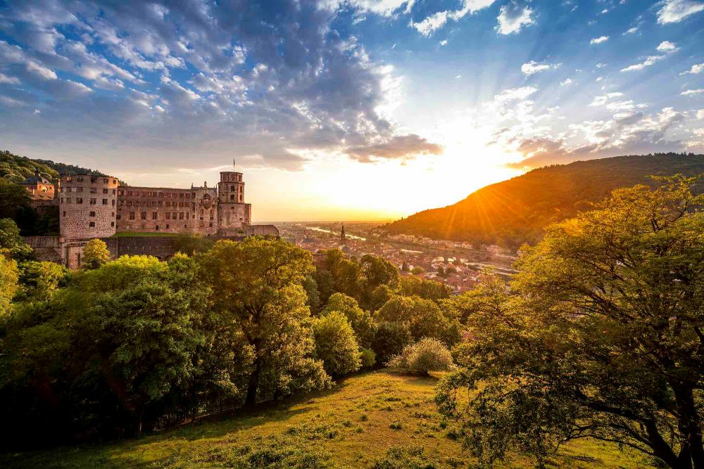 Blick über das Schloss und die Stadt Heidelberg in der sie Lehramt studieren können an der Pädagogischen Hochschule Heidelberg.